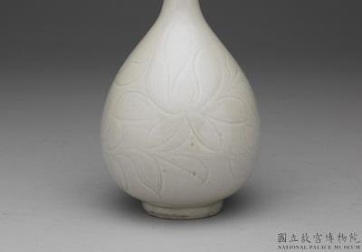 图片[2]-Long-necked vase with incised lotus decoration, Ding ware, Northern Song dynasty, 12th century-China Archive